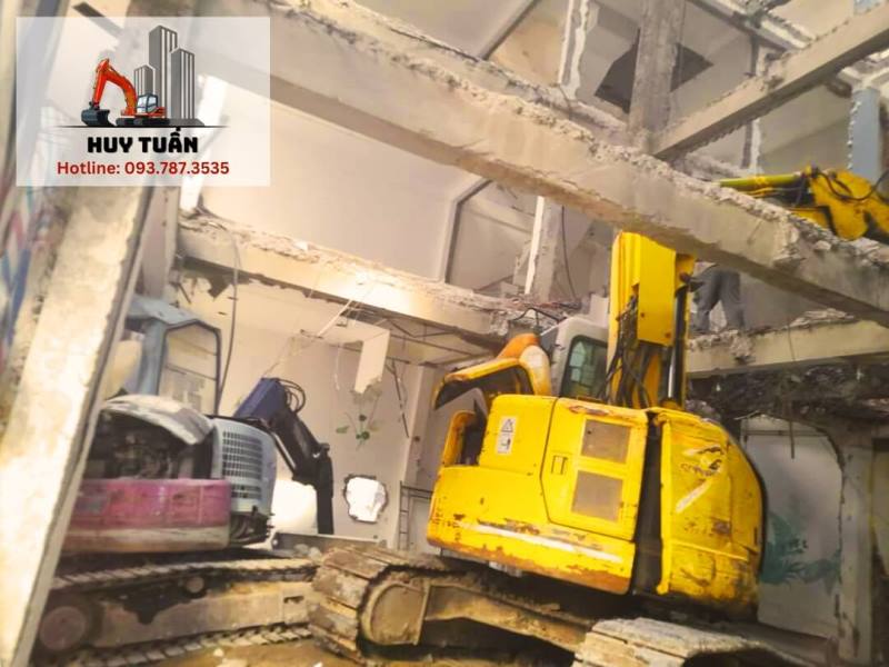 Cơ Giới Huy Tuấn tháo dỡ phá nhà cũ Quận 10 cho khách