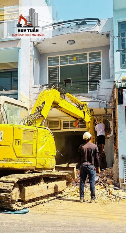 Cơ Giới Huy Tuấn đập phá nhà cũ Quận 10 cho khách